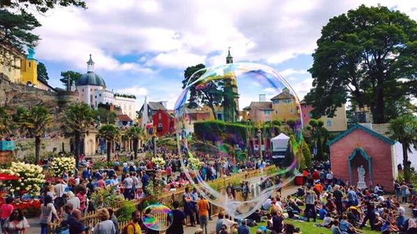 Giant Bubbles in Portmeirion Festival Number Six, Summer festival